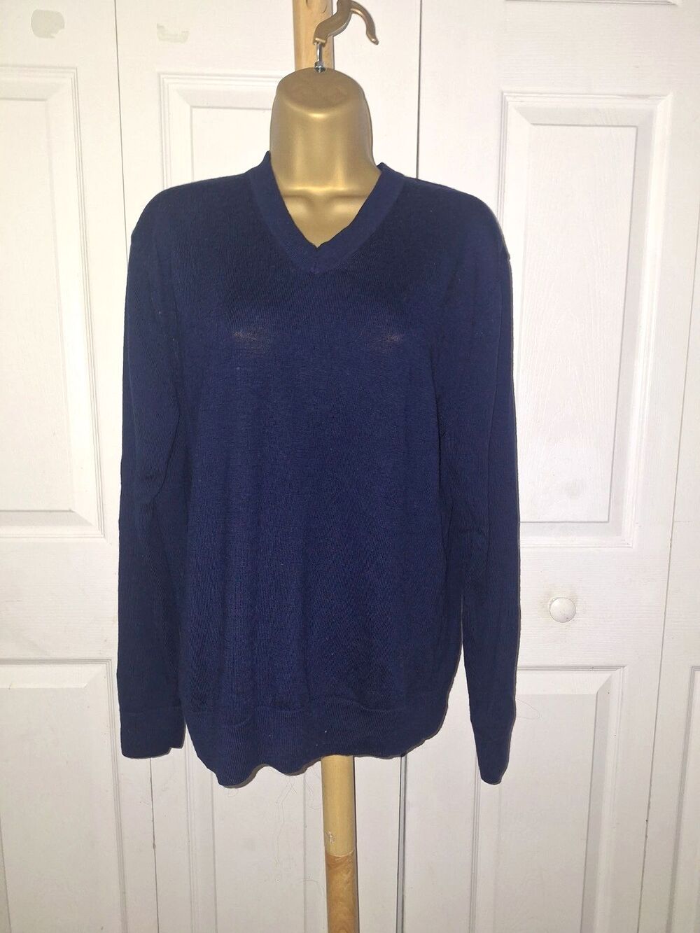 Banana Republic Blue 100% Merino Wool V Neck Sweater Men's M Quiet Luxury Hiking